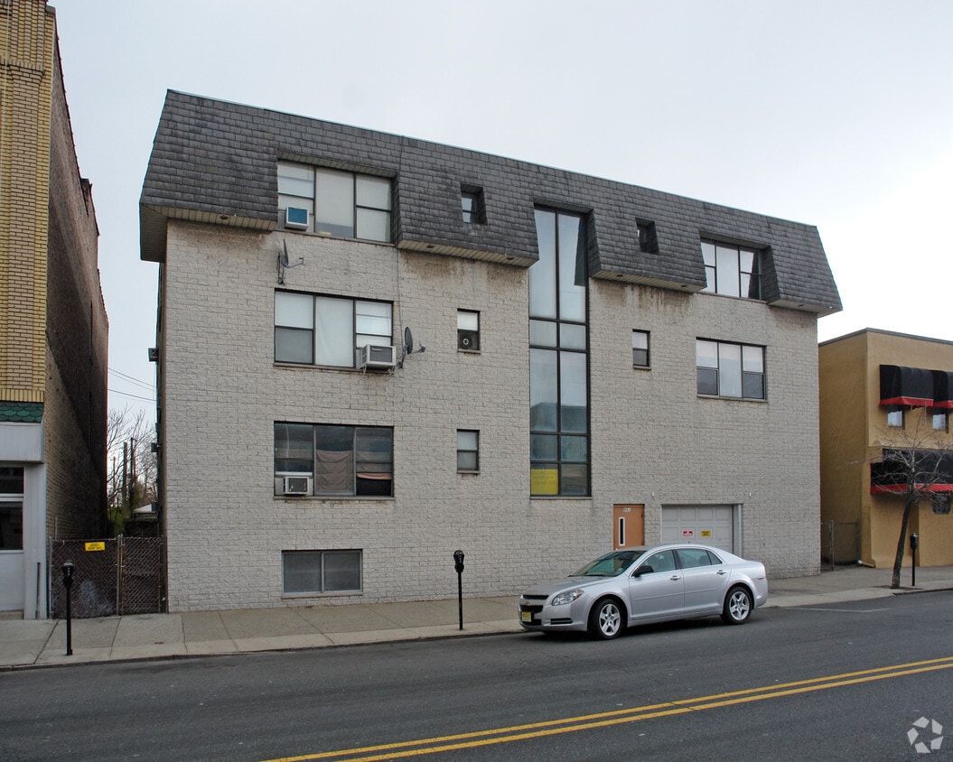Primary Photo - 992 Broadway