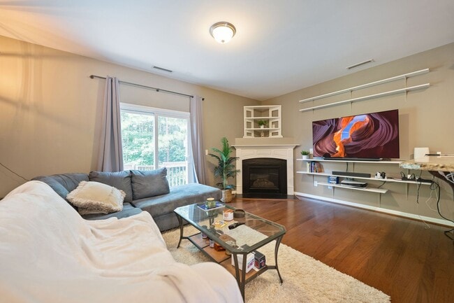 Building Photo - 3bed/2.5 bath Townhouse Near NCCU & Southpoint Mall!