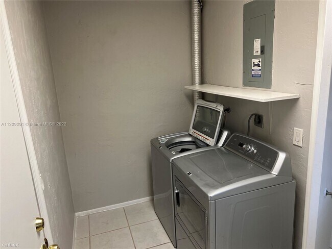 Foto del edificio - 2 br, 2 bath House - 9404 NW 70th Pl