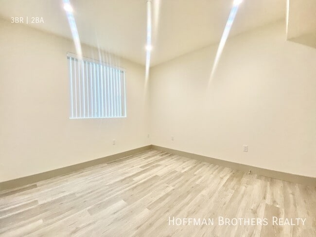 Building Photo - 4847 Oakwood Ave