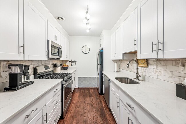 Foto del edificio - Chic Two-Level Condo in Prime SW Waterfron...