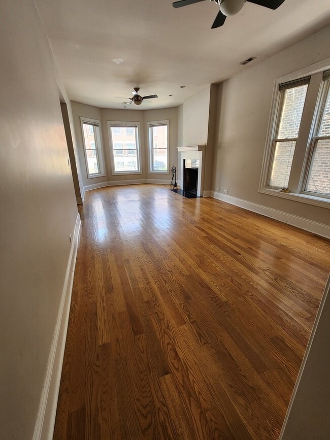 Foto del edificio - 1029 W Irving Park Rd