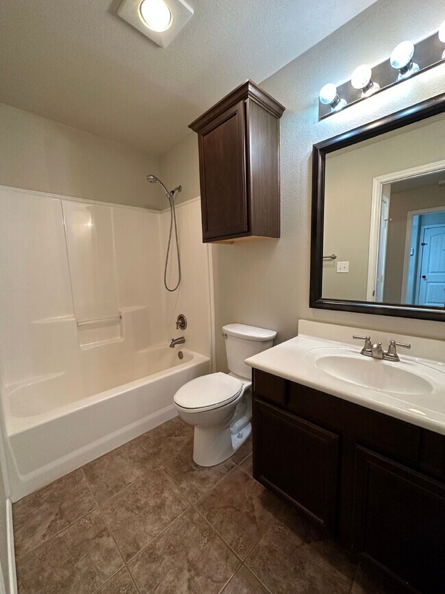 Foto del edificio - 9316 Rochester Ave