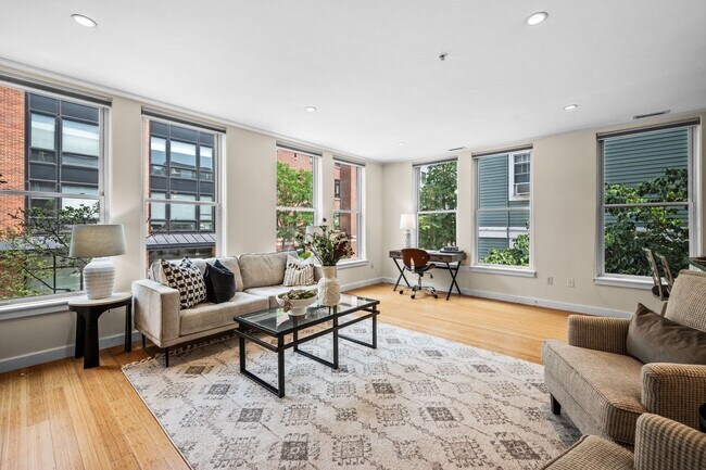 Foto del edificio - 335-337-337 W 2nd St
