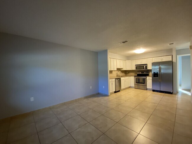 Building Photo - Charming 3-Bedroom Duplex in the Heart of ...