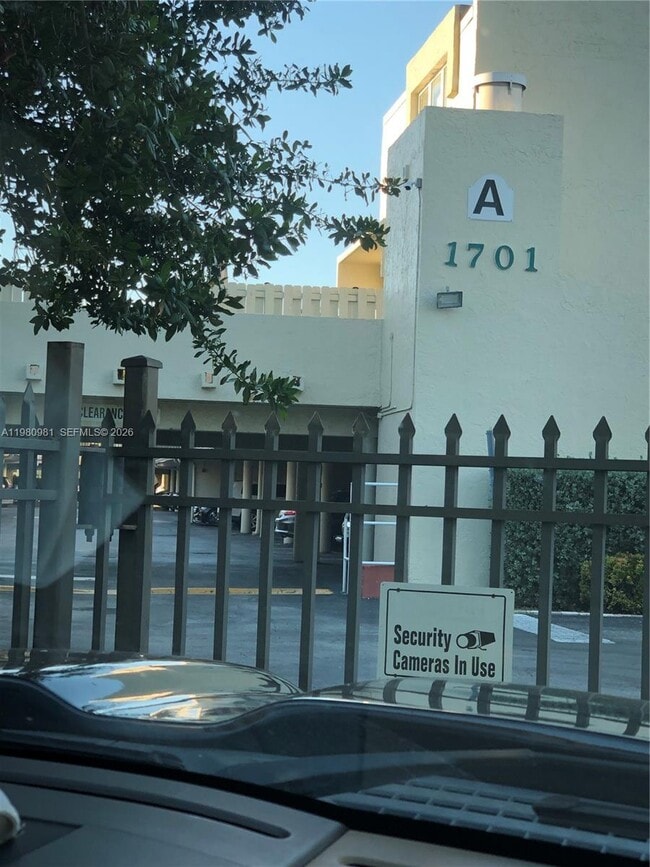 Building Photo - 1701 NE 115th St