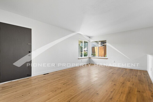 Building Photo - Spacious Townhouse with Central AC and Was...