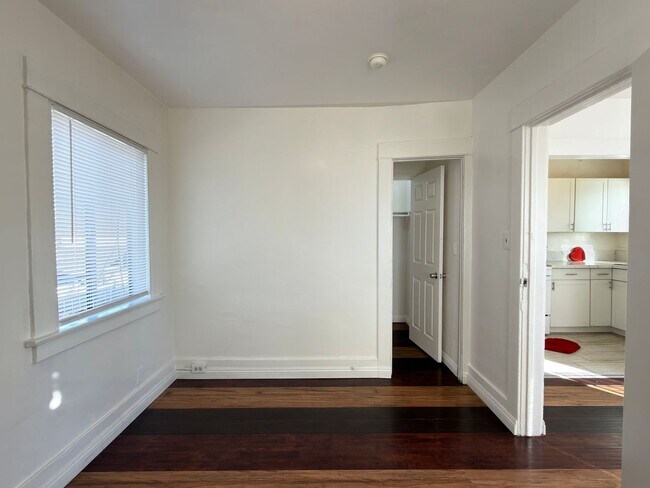 Foto del edificio - **2255 Linden Ave Long Beach** Downstairs 1 bedroom 1 bath !!2 weeks free OAC!!