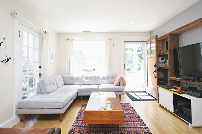 Building Photo - Charming Fry's Spring Cottage Near UVA