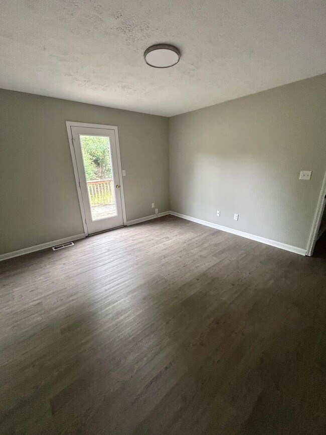 Foto del edificio - 1015 River Bend Rd