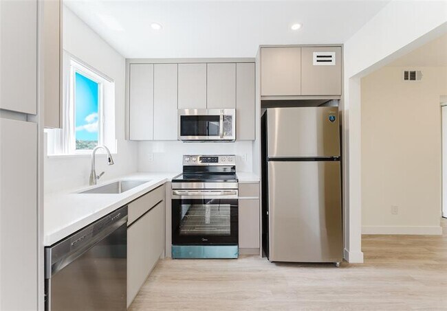 Building Photo - 400 Waterway Dr S