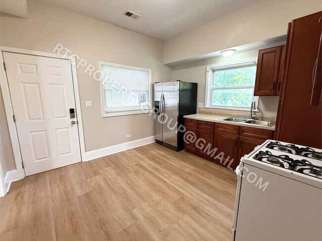 Kitchen - 1854 N Kedvale Ave