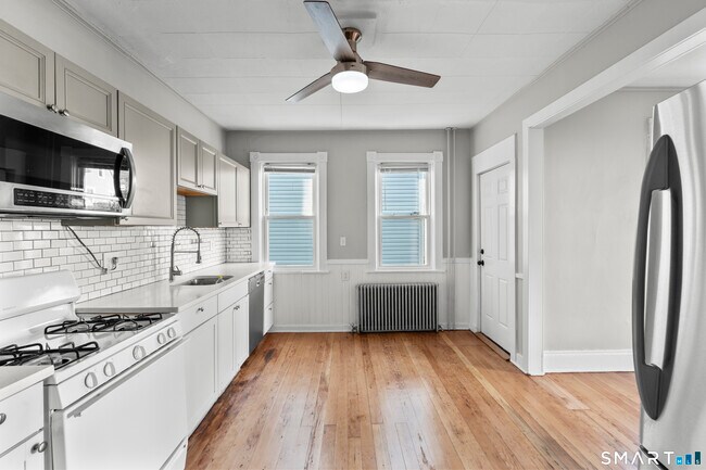 Foto del edificio - 394 Gregory St