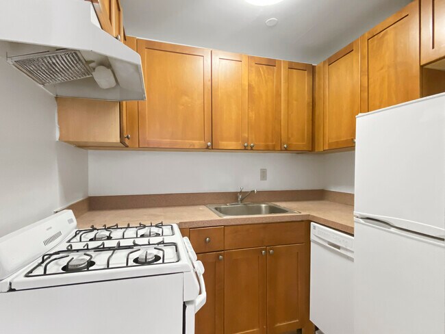 Foto del edificio - 107 E 102nd St