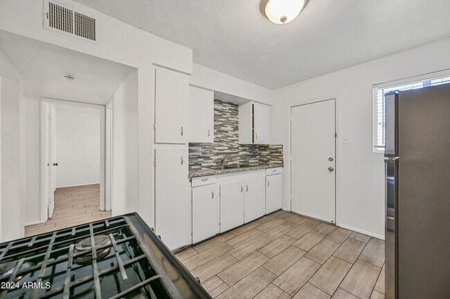 Building Photo - 903 N 22nd Pl