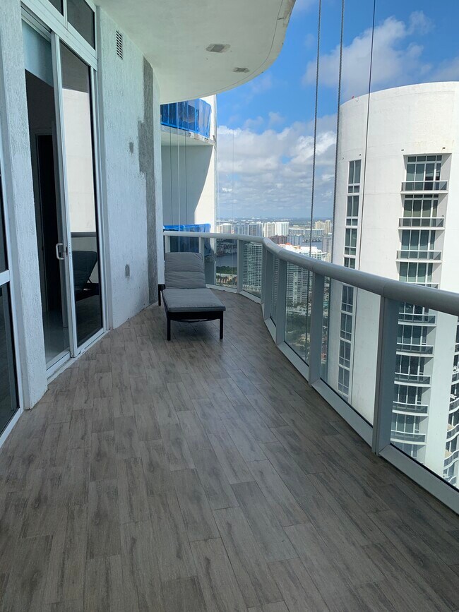Foto del edificio - 15811 Collins Ave