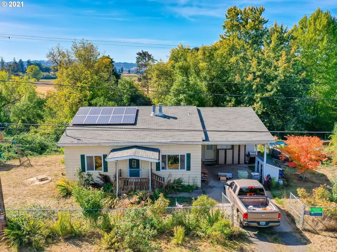 Charming 3 Bed + 2 Bath Single Level Home House Rental in