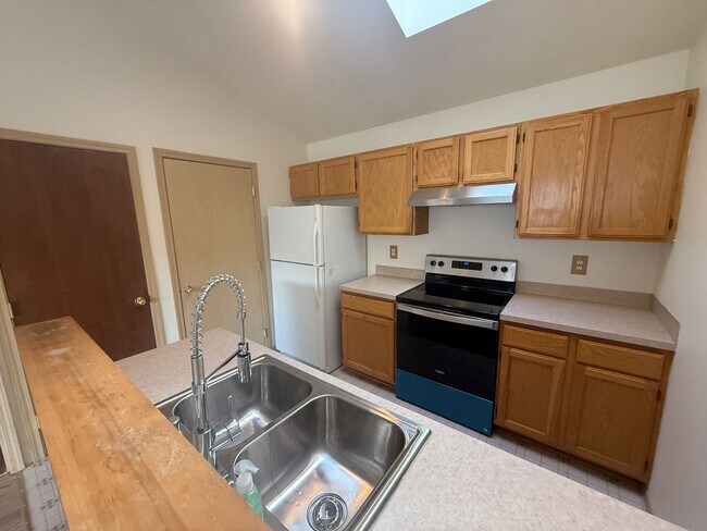 Building Photo - Burlington Two Bedroom House