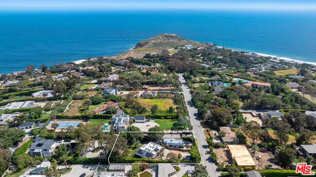 Foto del edificio - 7038 Dume Dr
