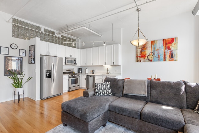 Living area - 933 W Van Buren St