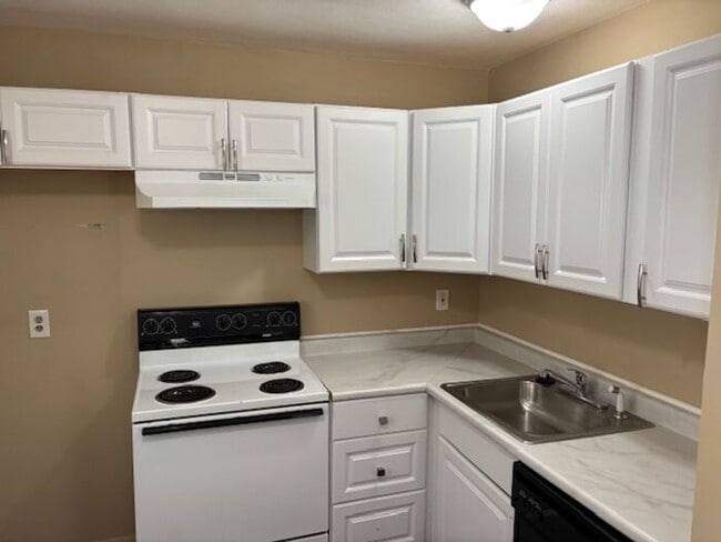 Building Photo - 2 Bedroom Apartment