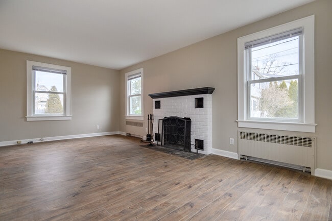 Building Photo - 7 Locust St