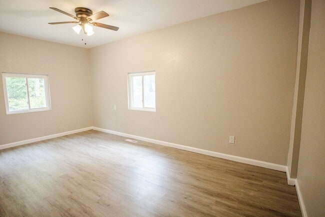 Building Photo - Very nice three bedroom 2 bathroom house available for rent!