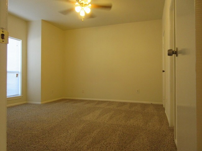 Building Photo - 3100 Walnut Bend #101