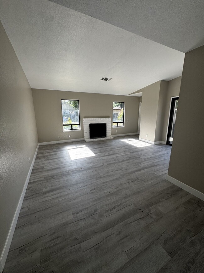 Building Photo - Newly Renovated 2-Bed, 2-Bath Condo at 3559 Guadalupe