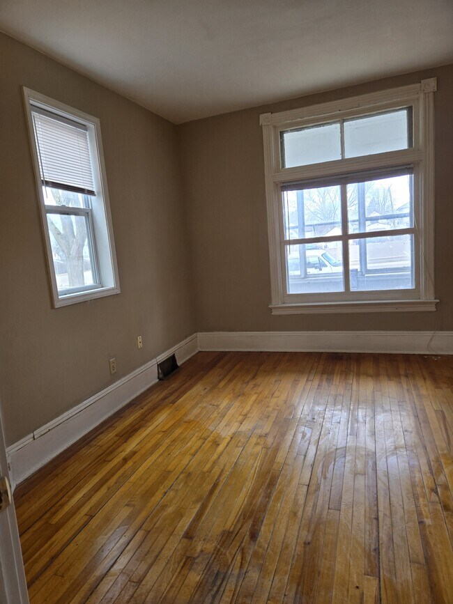 Foto del edificio - 902 Jessamine Ave E