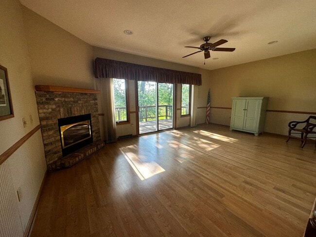 Building Photo - Charming 2-Bedroom, 2-Bathroom Home Overlo...