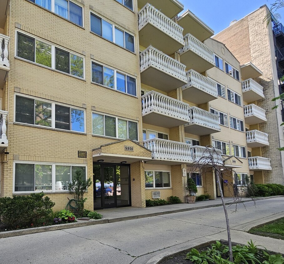 Foto principal - 5906 N Sheridan Rd