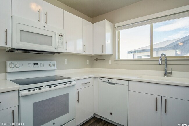 Building Photo - 1700 S Sandhill Rd