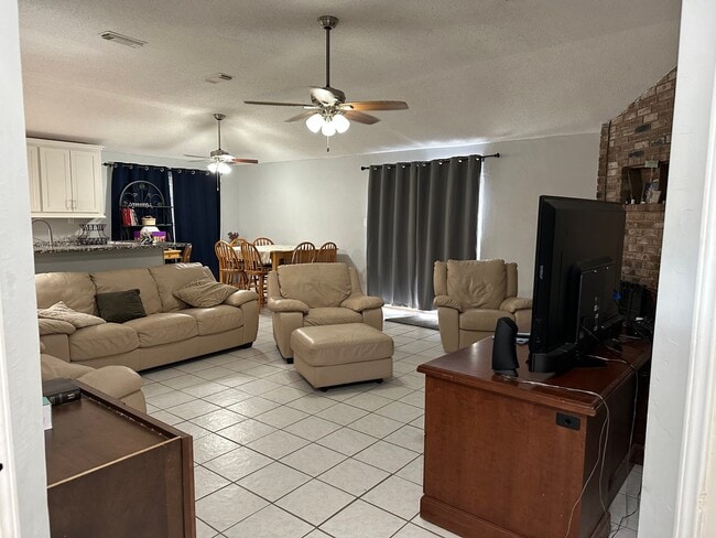 Foto del edificio - 25119 Thrushwood Ln