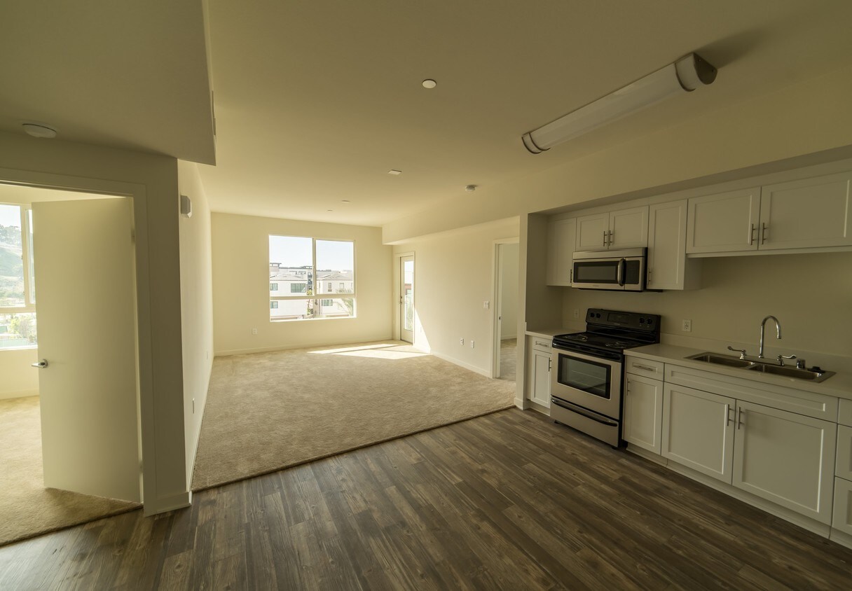 Foto principal - 12655 Bluff Creek Dr