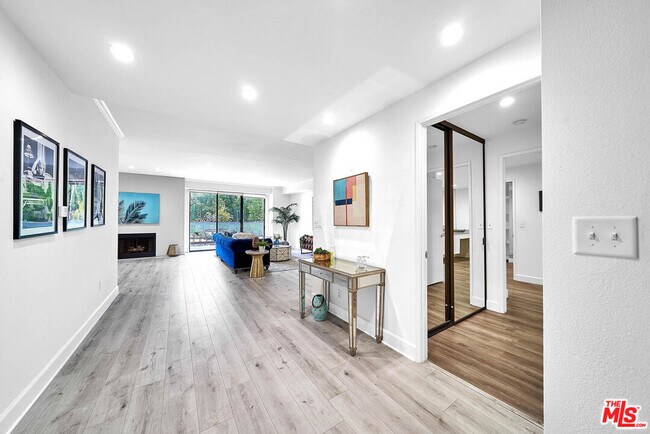 Building Photo - 4460 Wilshire Blvd