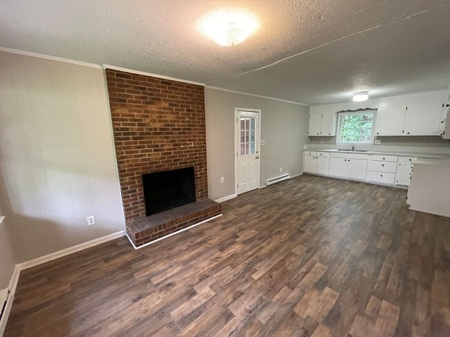 Building Photo - Freshly painted 2 bedroom 1 bath house- Pet Friendly!
