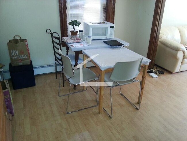 Building Photo - Gorgeous 5 bed 2 bath in Fort Hill