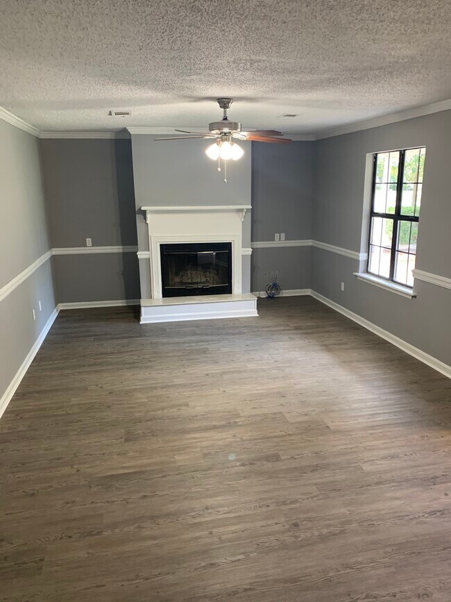 Building Photo - 636 Maplewood Dr