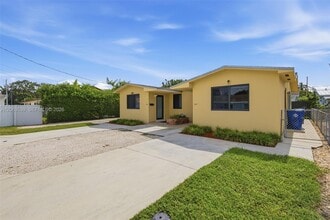 Building Photo - 2627 SW 29th Ave