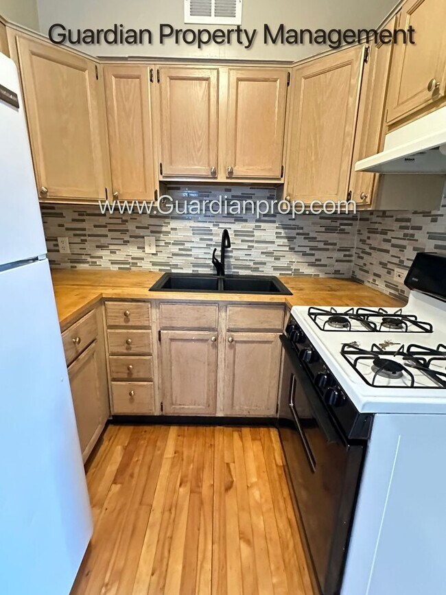 Building Photo - Kenwood Apartment, Private Entry, Parking, Pets Welcome, Video Walk Through