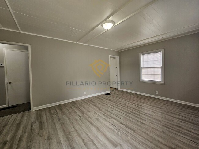 Foto del edificio - 4-Bedroom Home with Modern Updates & Plent...