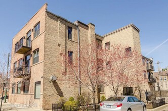 Building Photo - 1560 W Wabansia Ave