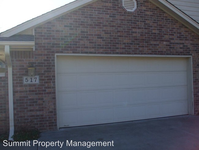 Building Photo - 515-517 E Rogers Dr