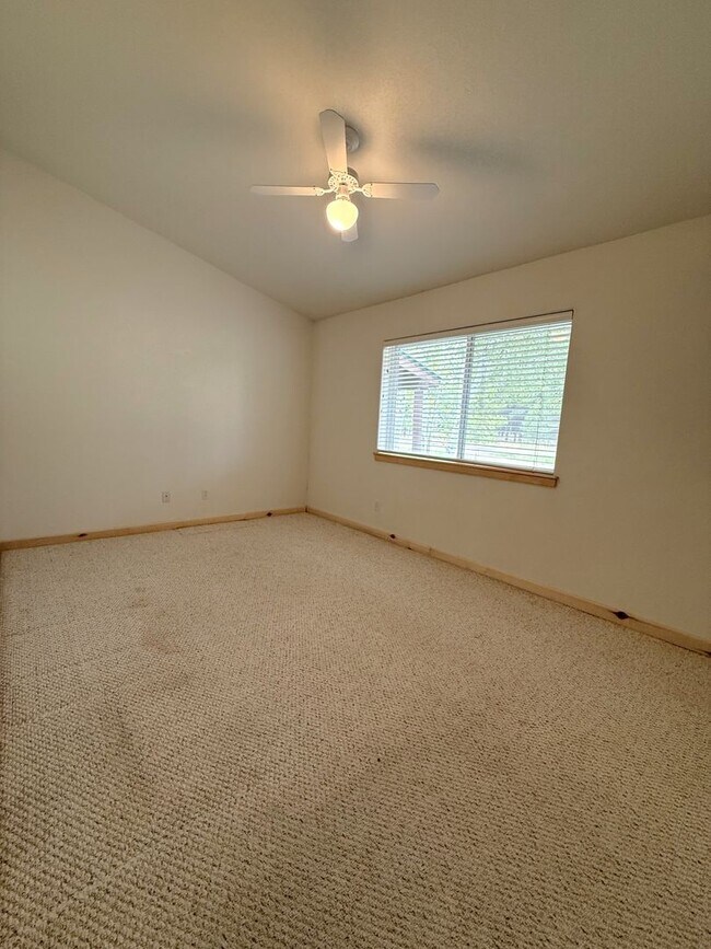 Building Photo - Beautiful 3BD/2BA Home In Lake Forest Comm...