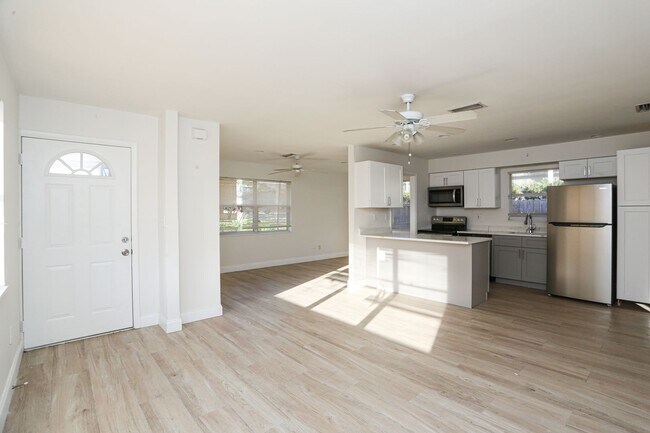 Foto del edificio - ***NO HOA, QUICK MOVE IN *** NAPLES PARK *...