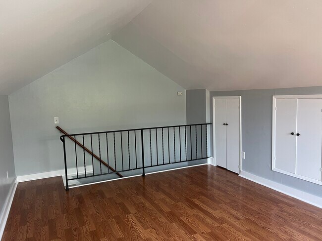 Escalera - 5536 N Maryland Ave