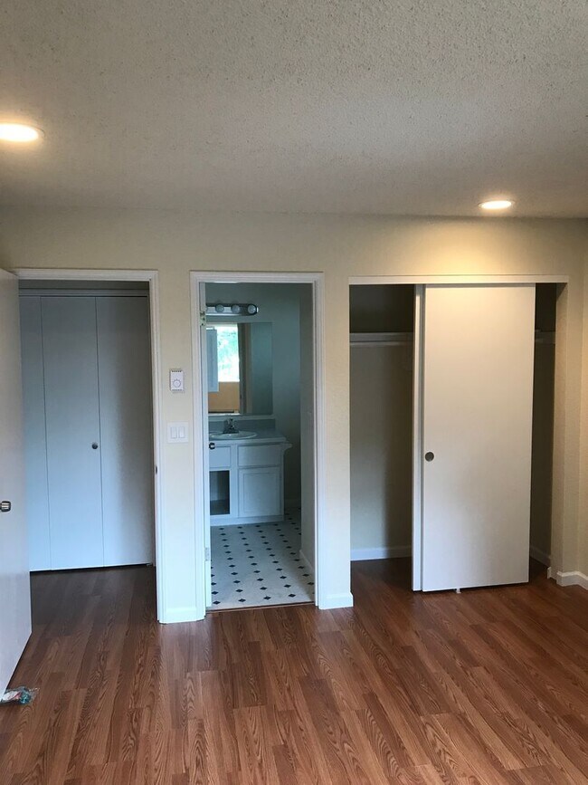 Building Photo - Nice 2 Beds/ 2 Bath Condo in Woondinville!