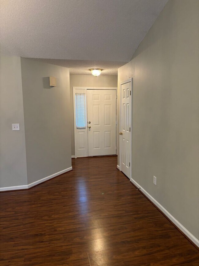 Foto del edificio - Charming 3 Bed 2 Bath in a gated community!!