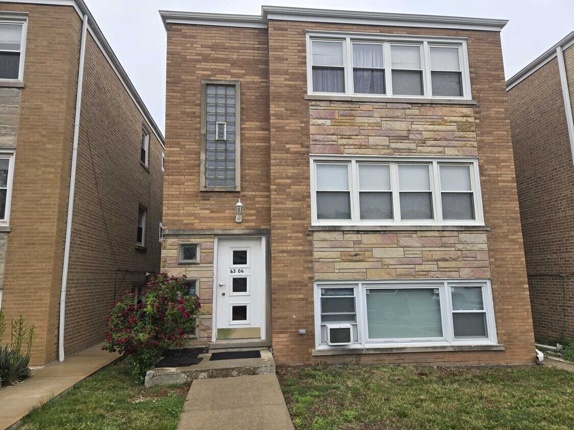 Foto principal - 6306 W Belmont Ave